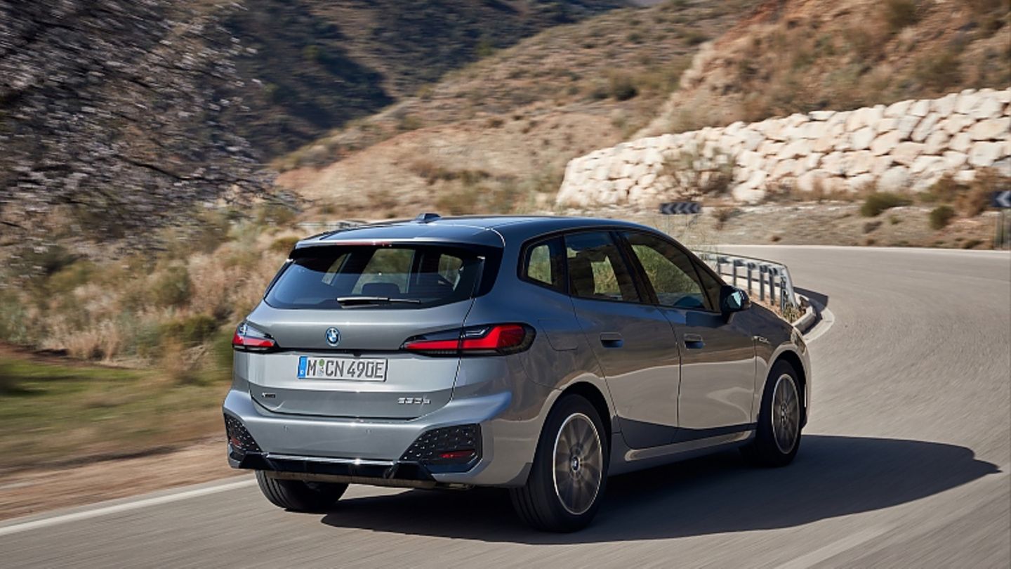 BMW 230e xDrive: A happy family
