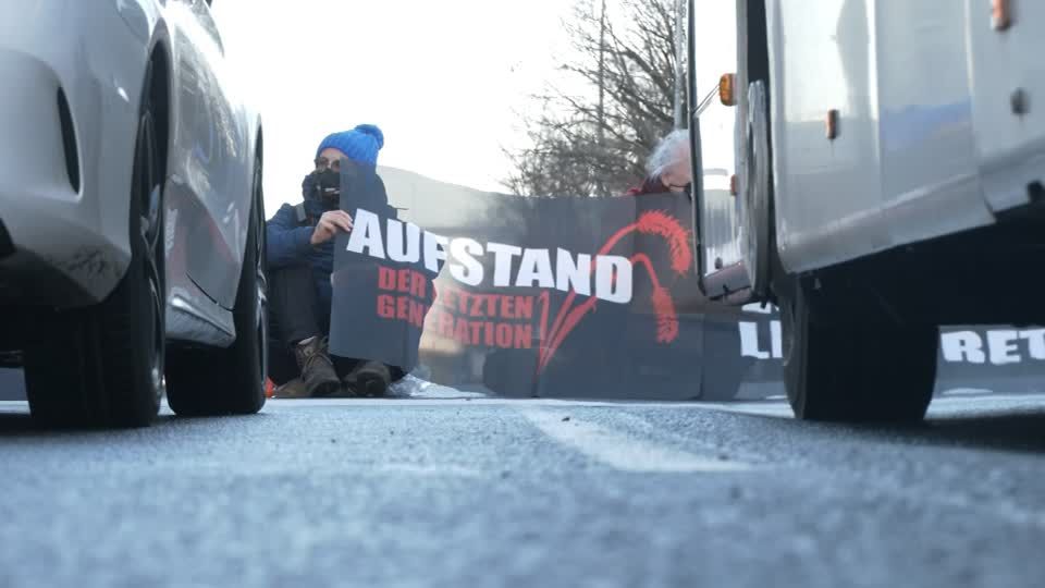 Video: Klimaschützer blockieren Flughäfen Video: Klimaschützer blockieren Flughäfen