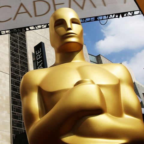 Eine Oscar steht vor der Oscar-Verleihung vor dem Dolby Theatre
