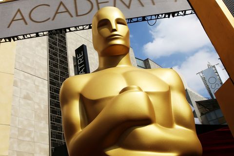 Eine Oscar steht vor der Oscar-Verleihung vor dem Dolby Theatre