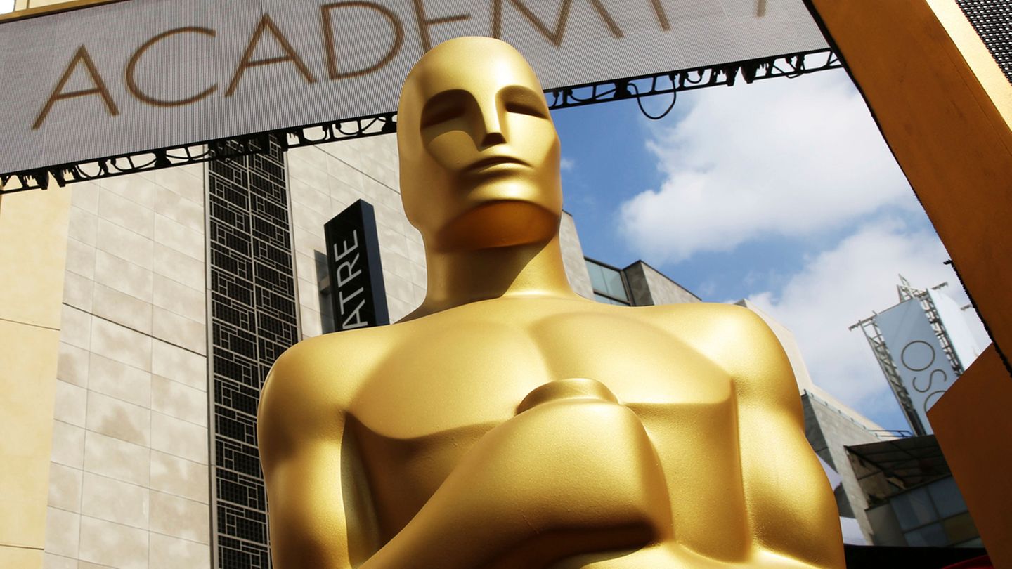 Eine Oscar steht vor der Oscar-Verleihung vor dem Dolby Theatre