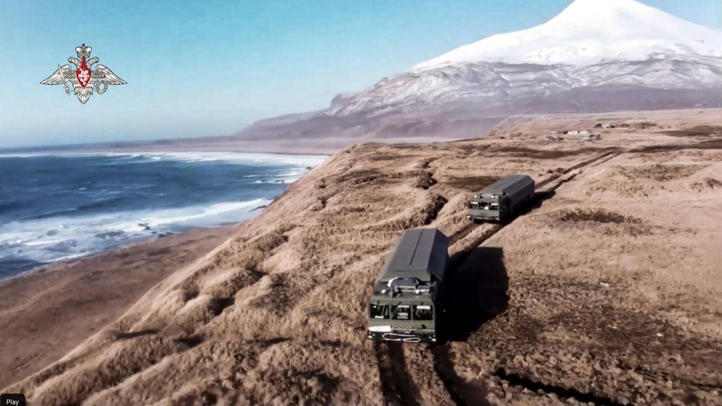 Dieses Foto zeigt Bastion-Raketenwerfer auf der Matua-Insel, einem Teil der Kurilen-Inselkette