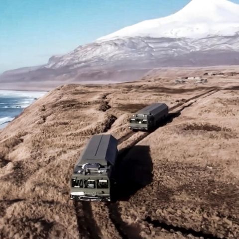Dieses Foto zeigt Bastion-Raketenwerfer auf der Matua-Insel, einem Teil der Kurilen-Inselkette