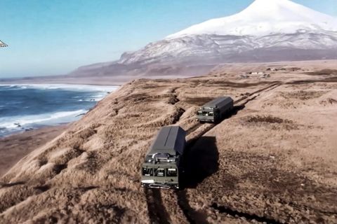 Dieses Foto zeigt Bastion-Raketenwerfer auf der Matua-Insel, einem Teil der Kurilen-Inselkette