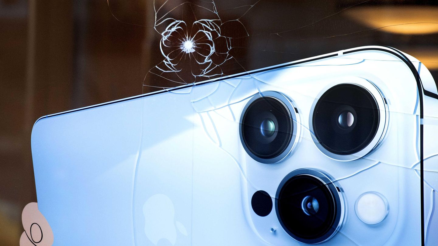 Amsterdam: Eine Kugel im Schaufenster bleibt als Zeugnis der Geiselname im Apple Store Amsterdam: Eine Kugel im Schaufenster bleibt als Zeugnis der Geiselname im Apple Store