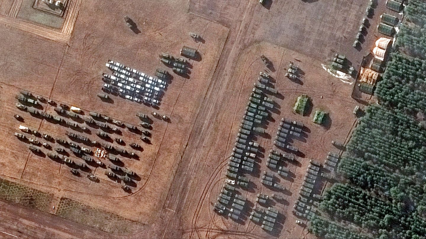 New satellite images continue to show Russian troops on the border with Ukraine