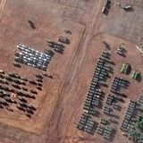 Dieses Maxar-Satellitenbild soll eine Nahaufnahme von militärischen Fahrzeugen zeigen