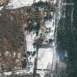 Dieses Maxar-Satellitenbild sollt Schwertransporter am westlichen Stadtrand von Klintsy in Russland zeigen