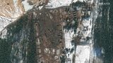 Dieses Maxar-Satellitenbild sollt Schwertransporter am westlichen Stadtrand von Klintsy in Russland zeigen