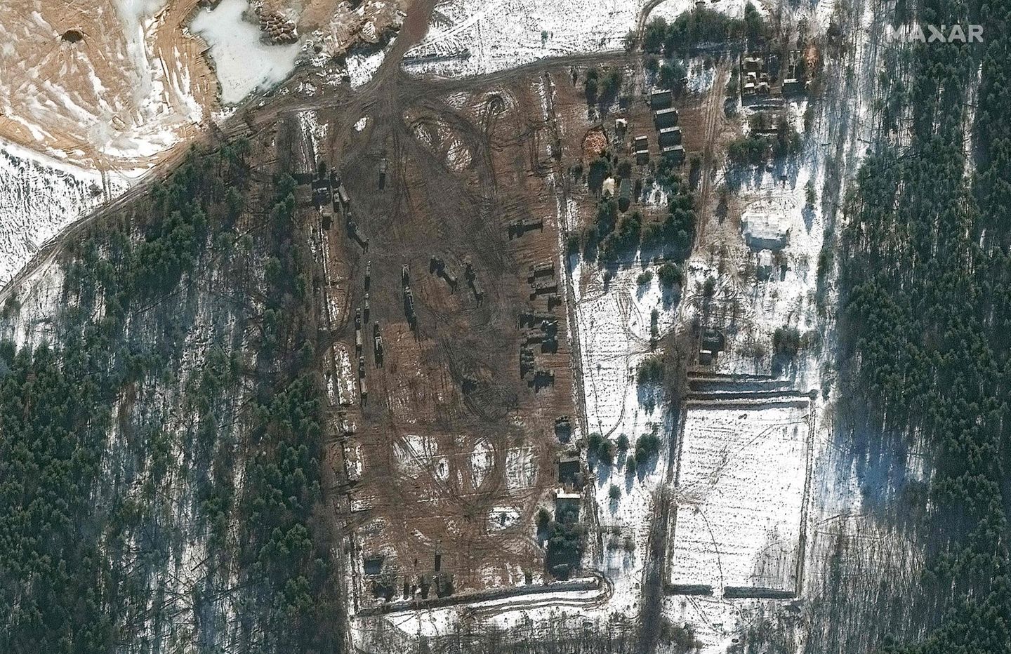 Dieses Maxar-Satellitenbild sollt Schwertransporter am westlichen Stadtrand von Klintsy in Russland zeigen