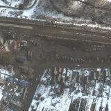 Dieses Foto soll Rüstungen und Fahrzeuge auf einem Rangierbahnhof zeigen