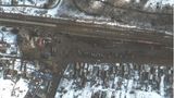 Dieses Foto soll Rüstungen und Fahrzeuge auf einem Rangierbahnhof zeigen