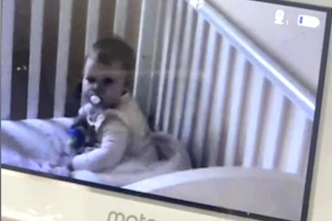 Baby tut so als würde es schlafen – und führt damit seine Mutter an der Nase herum