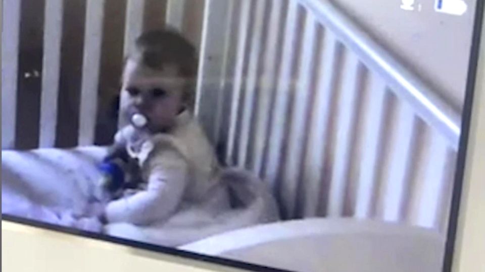 Baby tut so als würde es schlafen – und führt damit seine Mutter an der Nase herum