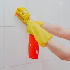 Schmutz, Schimmel und Stockflecken lassen sich mit einem Fugenreiniger leichter entfernen