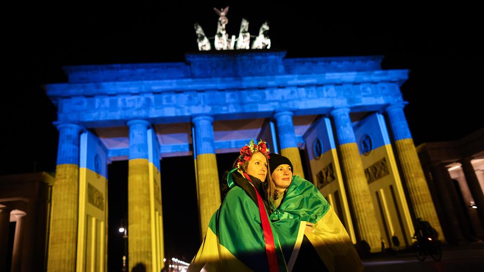 Das Brandenburger Tor in türkis-blau und gelb - den ukrainischen Farben