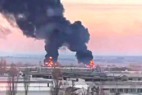 Russland greift Ukraine an: Rauch über dem Präsidentenpalast in Kiew