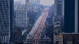 Angesichts der russischen Offensive versuchen Menschen, Kiew zu verlassen. Auf einer Hauptstraße bildet sich deswegen ein großer Stau
