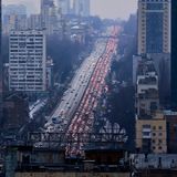Angesichts der russischen Offensive versuchen Menschen, Kiew zu verlassen. Auf einer Hauptstraße bildet sich deswegen ein großer Stau