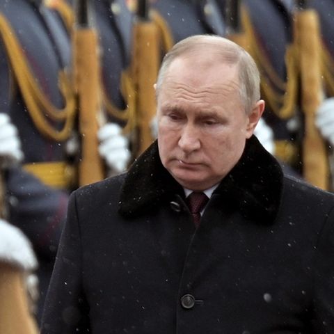 Wladimir Putin legte am "Tag des Verteidigers des Vaterlandes" einen Kranz nieder