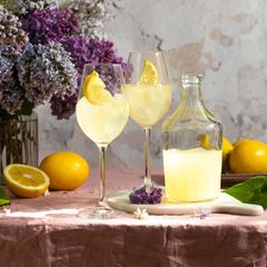 Limoncello Spritz ist ein Zitronenlikör mit Prosecco