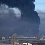 Über einem Militärflughafen in Charkiv steigt schwarzer Rauch auf. Die militärische Infrastruktur der Ukraine war eines der ersten Ziele des russischen Angriffs