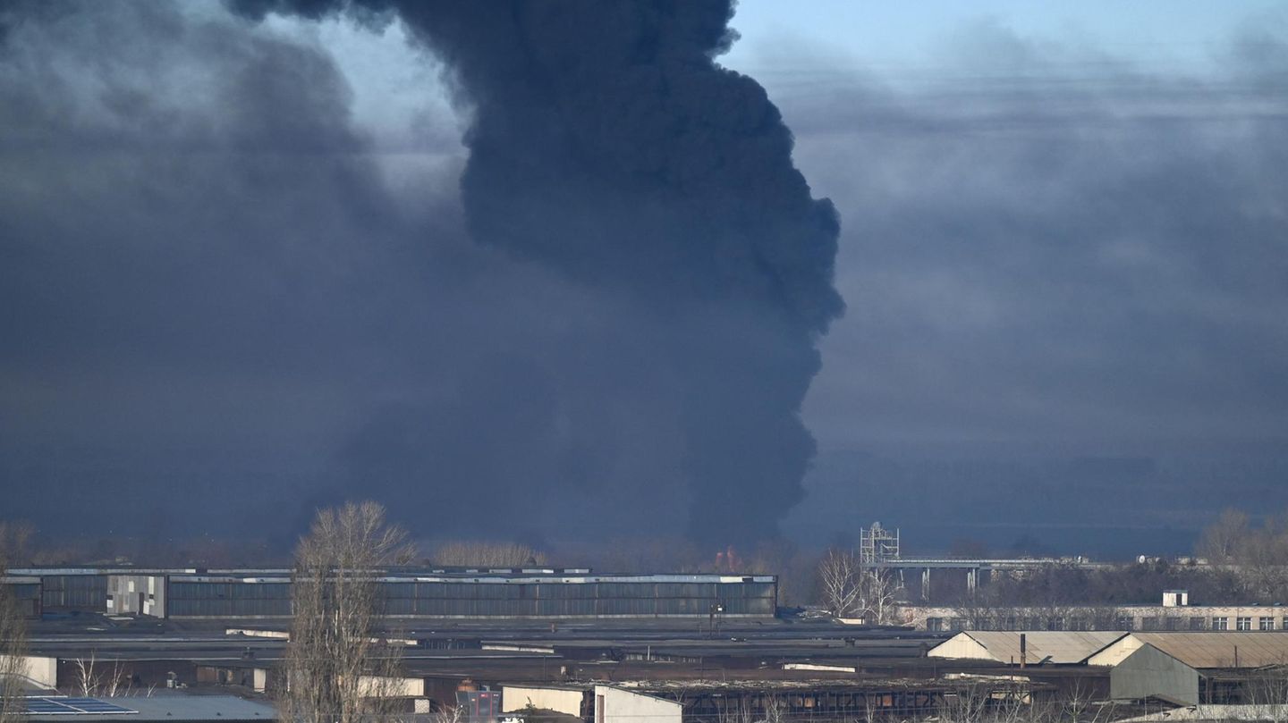 Über einem Militärflughafen in Charkiv steigt schwarzer Rauch auf. Die militärische Infrastruktur der Ukraine war eines der ersten Ziele des russischen Angriffs