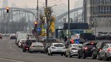 Autos stehen vor einer Tankstelle in einer langen Schlange auf der rechten Spur einer mehrspurigen Straße