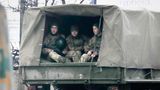 Ukrainische Soldaten fahren in einem Militärfahrzeug durch Mariupol. Auch die ukrainische Hafenstadt am Asowschen Meer liegt unter russischem Beschuss