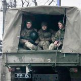 Ukrainische Soldaten fahren in einem Militärfahrzeug durch Mariupol. Auch die ukrainische Hafenstadt am Asowschen Meer liegt unter russischem Beschuss