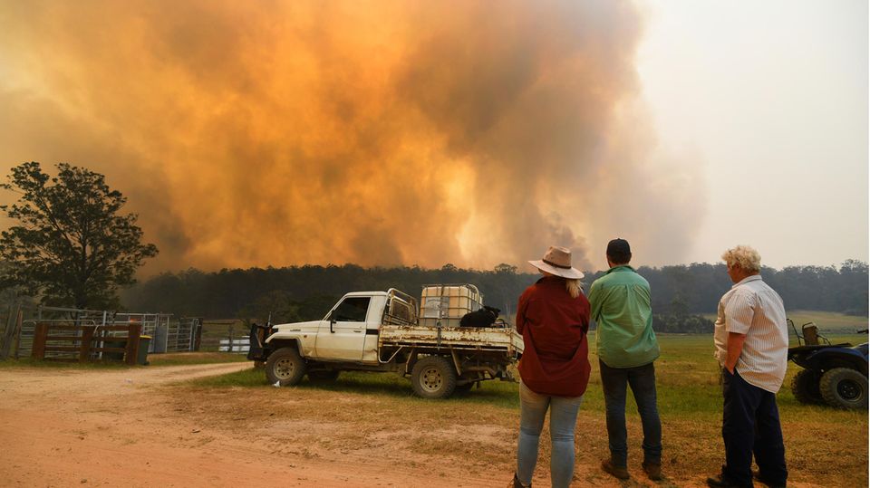 Einwohner Australien blicken auf einen Waldbrand