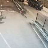 Ein pixeliges Bild zeigt eine Straße mit Markierungen auf der ein Militärlaster mit einem weißen "Z" über dem Kühlergrill fährt