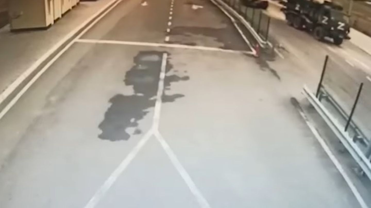 Ein pixeliges Bild zeigt eine Straße mit Markierungen auf der ein Militärlaster mit einem weißen "Z" über dem Kühlergrill fährt