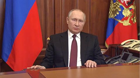 Russlands Präsident Wladimir Putin bei einer TV-Ansprache zum Angriff auf die Ukraine