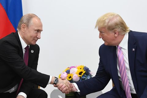 Putin und Trump geben sich die Hand.