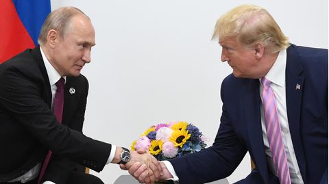 Putin und Trump geben sich die Hand.