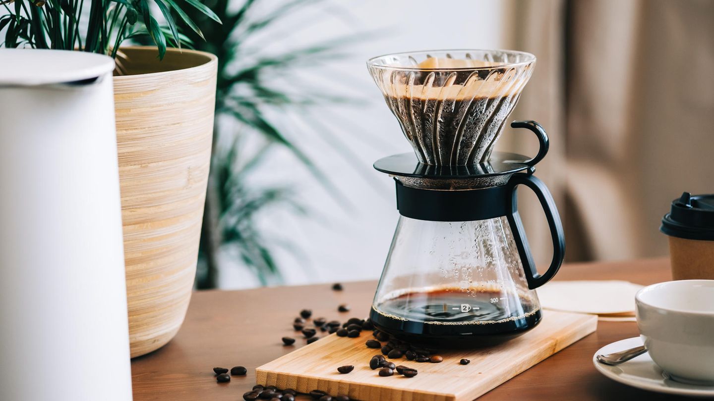 Pour-over-Kaffeebereiter bestehen aus einem Filter und einer Kanne.