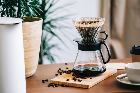 Pour-over-Kaffeebereiter bestehen aus einem Filter und einer Kanne.