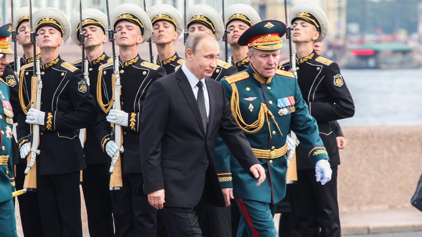 Wladimir Putin bei einer Militärparade in St. Petersburg, Russland 2017 Wladimir Putin bei einer Militärparade in St. Petersburg, Russland 2017