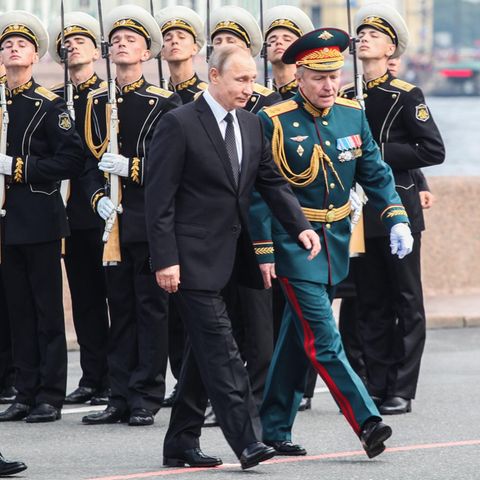 Wladimir Putin bei einer Militärparade in St. Petersburg, Russland 2017