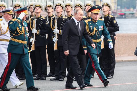 Wladimir Putin bei einer Militärparade in St. Petersburg, Russland 2017