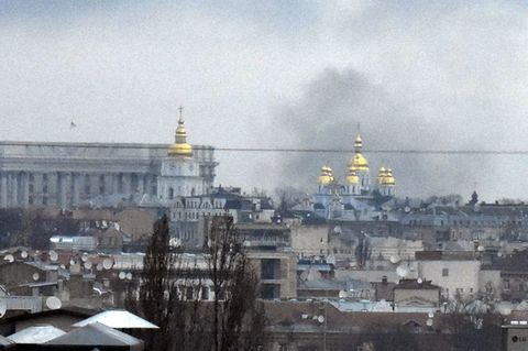 Rauch steigt über der ukrainischen Hauptstadt auf
