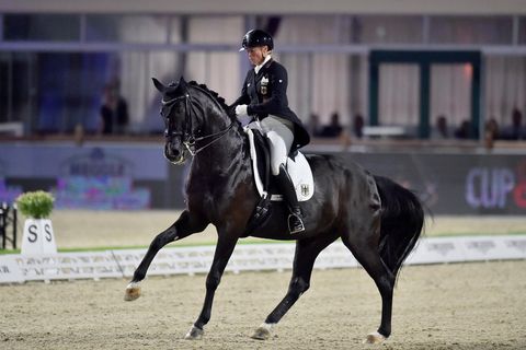Dressurreiterin Isabell Werth reitet auf einem Pferd
