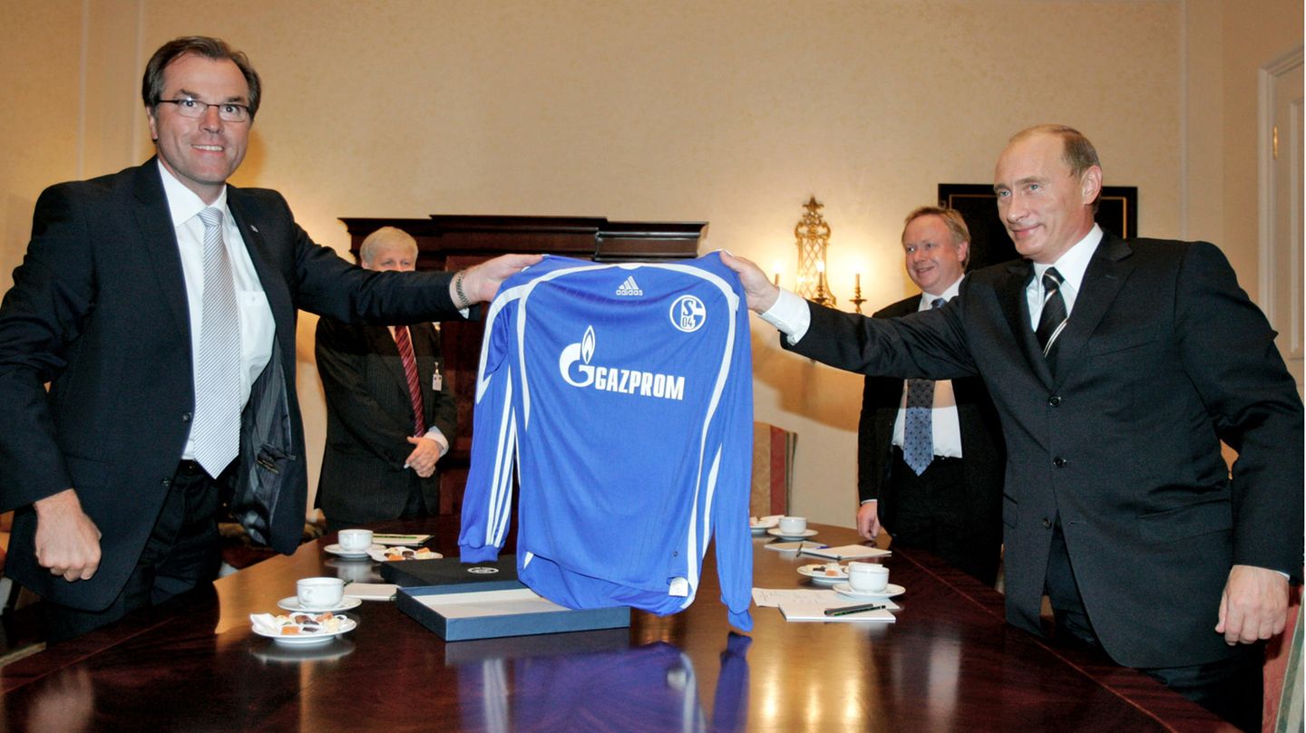 Clemens Tönnies und Wladimir Putin mit Schalke-Trikot