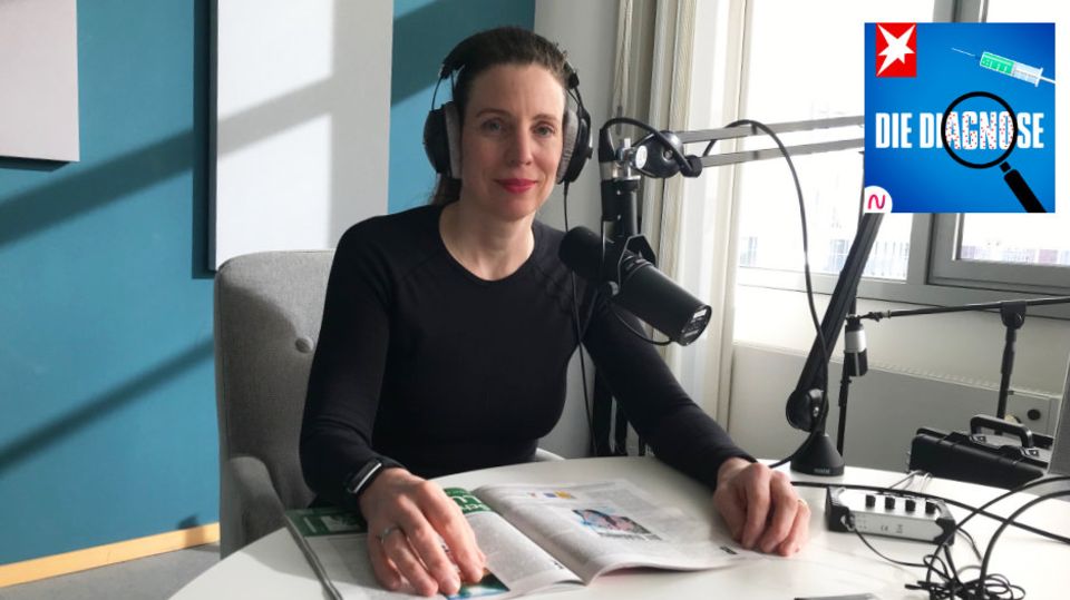 Dr. Anika Geisler bei der Aufnahme der "Diagnose" im Podcast-Studio