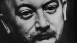 Wer sich heute ein Bild vom Leben in dem Vielvölkerstaat Österreich-Ungarn verschaffen will, sollte die Bücher von Joseph Roth lesen. Der Schriftsteller wurde 1894 in der westukrainischen Stadt Brody geboren, die damals zu Ostgalizien gehörte. Seine bekanntesten Romane wie "Radetzkymarsch" und "Die Kapuzinergruft" waren ein melancholischer Abgesang auf die Doppelmonarchie und den letztlich gescheiterten Versuch, verschiedene Völker und Religionen in einem Staat zu vereinen. Mit seiner Absage an den spalterischen Nationalismus gilt Roth auch als Vordenker der Europäischen Union. In Brody erinnert heute eine in Ukrainisch und Deutsch beschriftete Gedenktafel an den berühmten Sohn der Stadt.