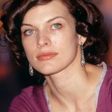 Ihr Name lässt eher auf eine serbische Herkunft schließen, doch tatsächlich kam Milla Jovivich 1975 in Kiew auf die Welt, zur damaligen Zeit noch zur Sowjetunion gehörend. Ihr Vater war ein aus Jugoslawien eingewanderter Arzt, die Mutter Galina Loginova Jovović eine bekannte russische Schauspielerin. Im Alter von fünf Jahren verließ sie jedoch ihre Heimat und zog zunächst nach London, kurz darauf siedelte sie mit ihrer Familie dann in die USA über, wo sie als Model entdeckt wurde. Später wurde sie eine erfolgreiche Schauspielerin und war unter anderem in "Das fünfte Element", "Johanna von Orleans" und der "Resident Evil"-Reihe zu sehen. 