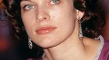 Ihr Name lässt eher auf eine serbische Herkunft schließen, doch tatsächlich kam Milla Jovivich 1975 in Kiew auf die Welt, zur damaligen Zeit noch zur Sowjetunion gehörend. Ihr Vater war ein aus Jugoslawien eingewanderter Arzt, die Mutter Galina Loginova Jovović eine bekannte russische Schauspielerin. Im Alter von fünf Jahren verließ sie jedoch ihre Heimat und zog zunächst nach London, kurz darauf siedelte sie mit ihrer Familie dann in die USA über, wo sie als Model entdeckt wurde. Später wurde sie eine erfolgreiche Schauspielerin und war unter anderem in "Das fünfte Element", "Johanna von Orleans" und der "Resident Evil"-Reihe zu sehen. 