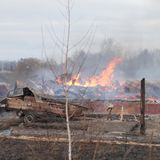 Flammen und Rauch steigen aus den Trümmern eines Privathauses nach russischem Beschuss außerhalb der ukrainischen Hauptstadt auf