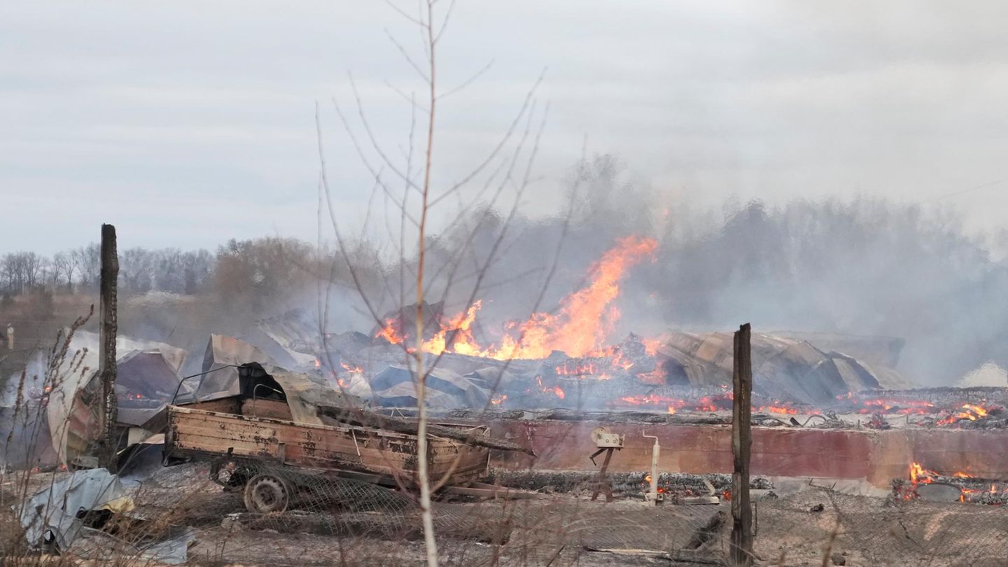 Flammen und Rauch steigen aus den Trümmern eines Privathauses nach russischem Beschuss außerhalb der ukrainischen Hauptstadt auf